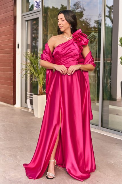 Φόρεμα maxi one shoulder σατέν με φραμπαλά ματζέντα
