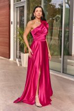 Φόρεμα maxi one shoulder σατέν με φραμπαλά ματζέντα - Image 3