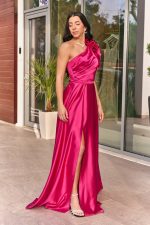 Φόρεμα maxi one shoulder σατέν με φραμπαλά ματζέντα - Image 4