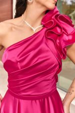 Φόρεμα maxi one shoulder σατέν με φραμπαλά ματζέντα - Image 6