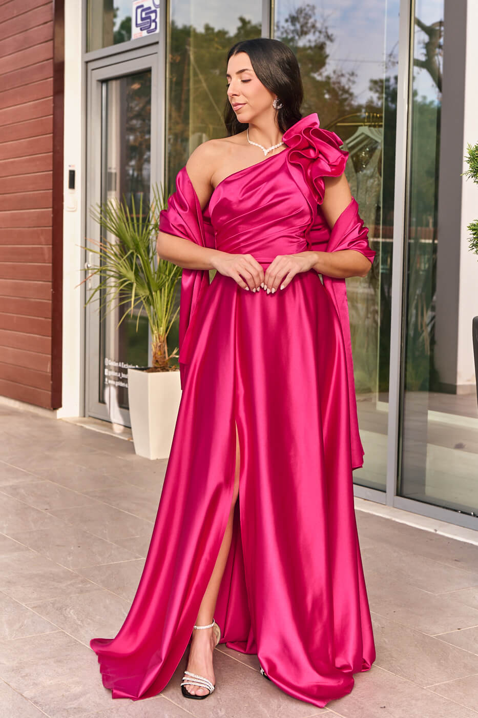 Φόρεμα maxi one shoulder σατέν με φραμπαλά ματζέντα