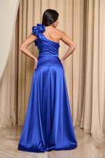 Φόρεμα maxi one shoulder σατέν με φραμπαλά μπλε ρουά - Image 4