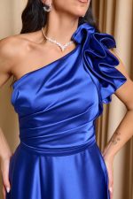 Φόρεμα maxi one shoulder σατέν με φραμπαλά μπλε ρουά - Image 5