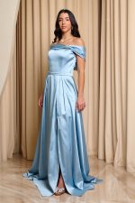 Φόρεμα maxi σατέν off shoulder με λεπτομέρεια κόσμημα baby blue - Image 3