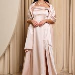 Φόρεμα maxi σατέν off shoulder με λεπτομέρεια κόσμημα ιβουάρ