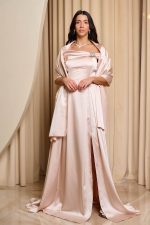 Φόρεμα maxi σατέν off shoulder με λεπτομέρεια κόσμημα ιβουάρ