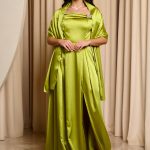 Φόρεμα maxi σατέν off shoulder με λεπτομέρεια κόσμημα lime