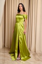 Φόρεμα maxi σατέν off shoulder με λεπτομέρεια κόσμημα lime - Image 3