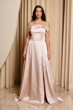 Φόρεμα maxi σατέν off shoulder με λεπτομέρεια κόσμημα ιβουάρ - Image 2