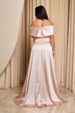 Φόρεμα maxi σατέν off shoulder με λεπτομέρεια κόσμημα ιβουάρ - Image 4