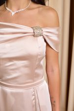 Φόρεμα maxi σατέν off shoulder με λεπτομέρεια κόσμημα ιβουάρ - Image 5