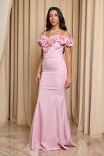 Φόρεμα maxi off shoulder γοργονέ με 3D λουλούδια baby pink - Image 3