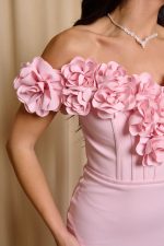 Φόρεμα maxi off shoulder γοργονέ με 3D λουλούδια baby pink - Image 6