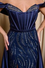 Φόρεμα maxi off shoulder με ουρά midnight blue - Image 6