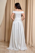 Φόρεμα maxi off shoulder σατέν με κρουαζέ μπούστο άσπρο - Image 5