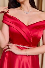 Φόρεμα maxi off shoulder σατέν με κρουαζέ μπούστο κόκκινο - Image 6