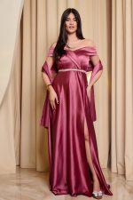 Φόρεμα maxi off shoulder σατέν με κρουαζέ μπούστο σάπιο μήλο