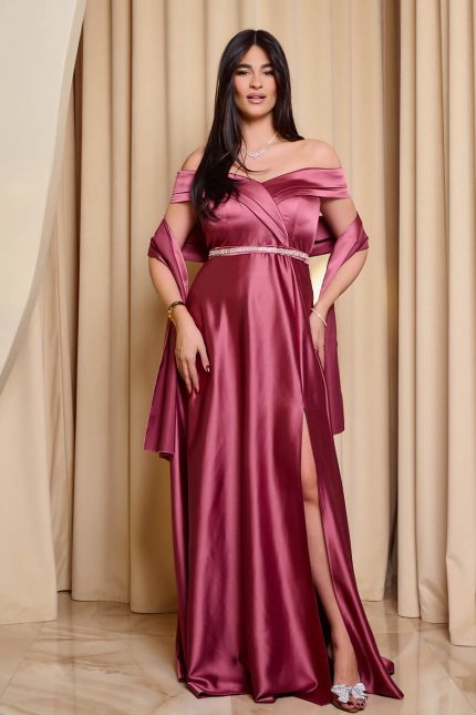 Φόρεμα maxi off shoulder σατέν με κρουαζέ μπούστο σάπιο μήλο