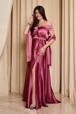 Φόρεμα maxi off shoulder σατέν με κρουαζέ μπούστο σάπιο μήλο - Image 4