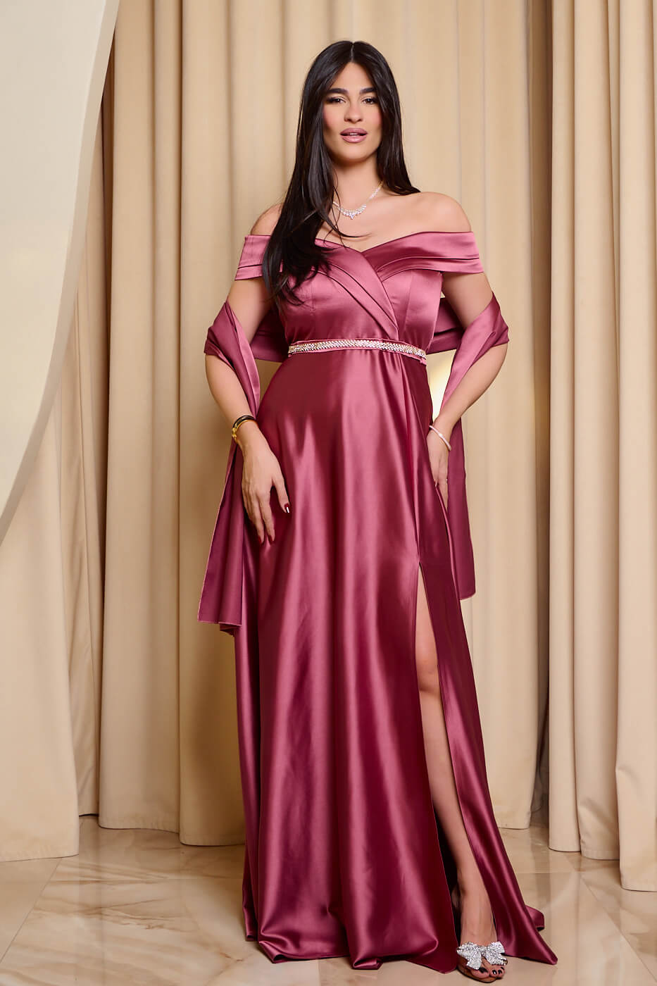 Φόρεμα maxi off shoulder σατέν με κρουαζέ μπούστο σάπιο μήλο