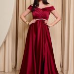 Φόρεμα maxi off shoulder σατέν με κρουαζέ μπούστο βουργουνδί