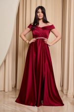 Φόρεμα maxi off shoulder σατέν με κρουαζέ μπούστο βουργουνδί