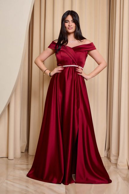 Φόρεμα maxi off shoulder σατέν με κρουαζέ μπούστο βουργουνδί