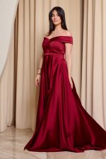 Φόρεμα maxi off shoulder σατέν με κρουαζέ μπούστο βουργουνδί - Image 3