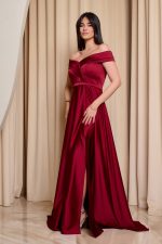 Φόρεμα maxi off shoulder σατέν με κρουαζέ μπούστο βουργουνδί - Image 4