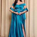 Φόρεμα maxi off shoulder σατέν με κρουαζέ μπούστο βουργουνδί