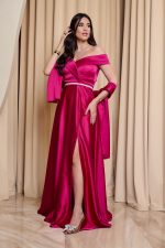 Φόρεμα maxi off shoulder σατέν με κρουαζέ μπούστο ματζέντα - Image 5