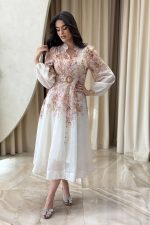 Φόρεμα midi με floral print και ζώνη εκρού