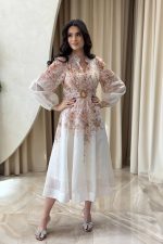 Φόρεμα midi με floral print και ζώνη εκρού - Image 2