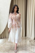 Φόρεμα midi με floral print και ζώνη εκρού - Image 3