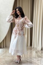 Φόρεμα midi με floral print και ζώνη εκρού - Image 4