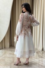 Φόρεμα midi με floral print και ζώνη εκρού - Image 6