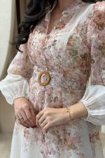 Φόρεμα midi με floral print και ζώνη εκρού - Image 8