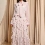 Φόρεμα maxi με βολάν και ζώνη μπεζ