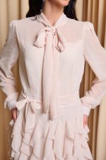 Φόρεμα maxi με βολάν και ζώνη μπεζ - Image 6