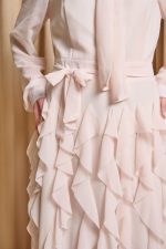 Φόρεμα maxi με βολάν και ζώνη μπεζ - Image 7