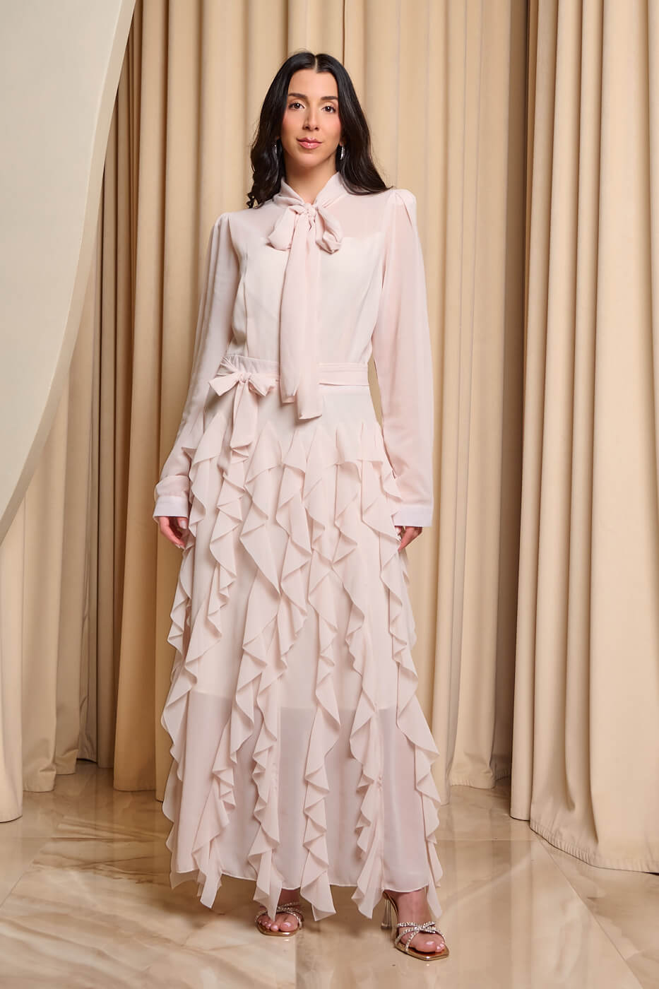 Φόρεμα maxi με βολάν και ζώνη μπεζ