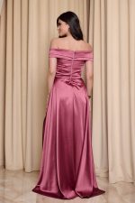 Φόρεμα maxi off shoulder σατέν με κρουαζέ μπούστο σάπιο μήλο - Image 5