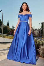 Φόρεμα maxi off shoulder σατέν με κρουαζέ μπούστο μπλε ρουά - Image 2