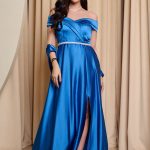 Φόρεμα maxi off shoulder σατέν με κρουαζέ μπούστο μπλε ρουά
