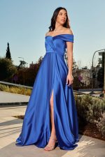 Φόρεμα maxi off shoulder σατέν με κρουαζέ μπούστο μπλε ρουά - Image 4