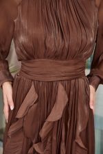 Φόρεμα maxi με βολάν καφέ - Image 6