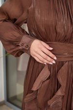 Φόρεμα maxi με βολάν καφέ - Image 7