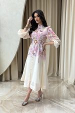 Φόρεμα midi με floral σχέδιο και ζώνη ροζ - Image 3