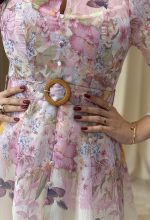 Φόρεμα midi με floral σχέδιο και ζώνη ροζ - Image 6