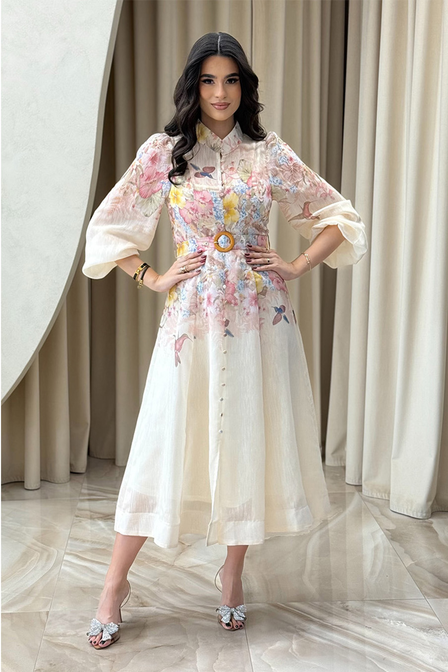 Φόρεμα midi με floral σχέδιο και ζώνη εκρού